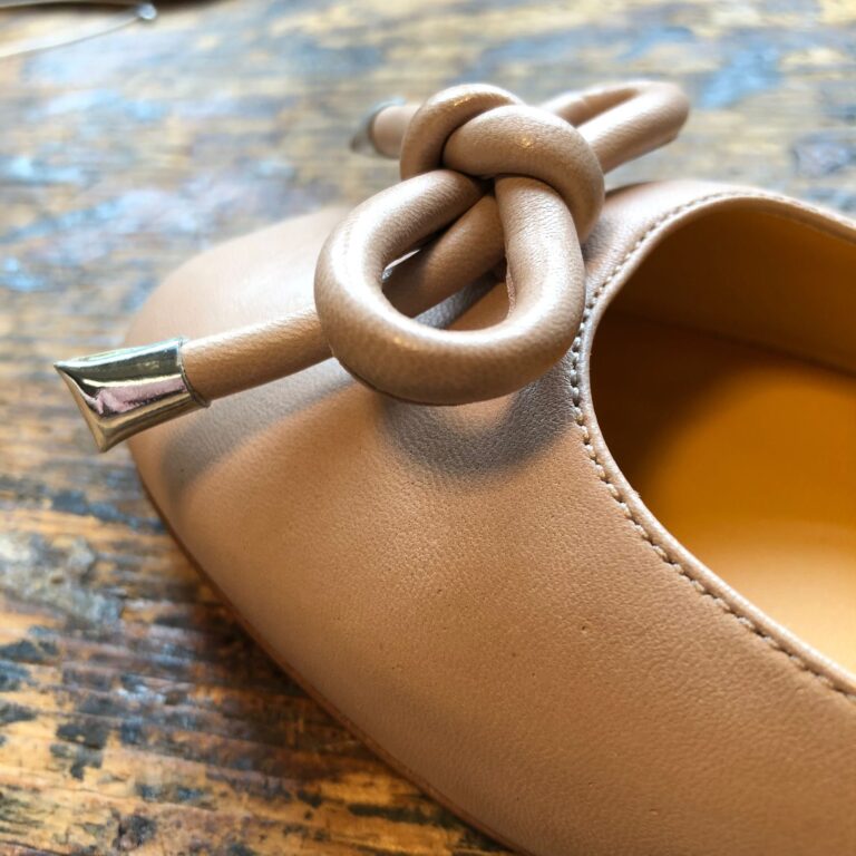 Rosa Ballerina aus Leder Schuhspitze mit einer Schleife als Verziehrung drauf