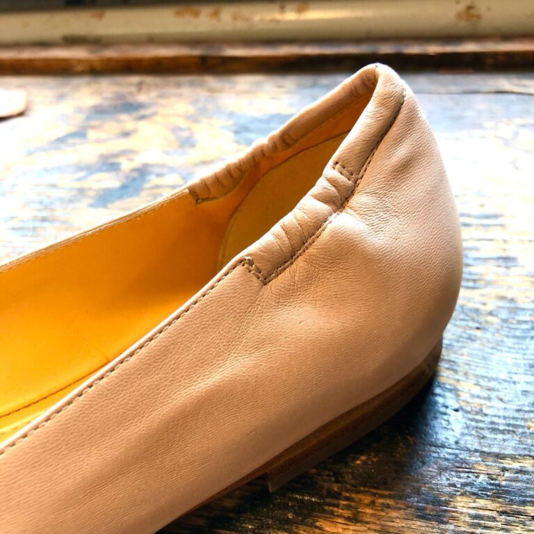 Flexibler Fersenteil eines rosa Ballerina Schuhs aus Leder