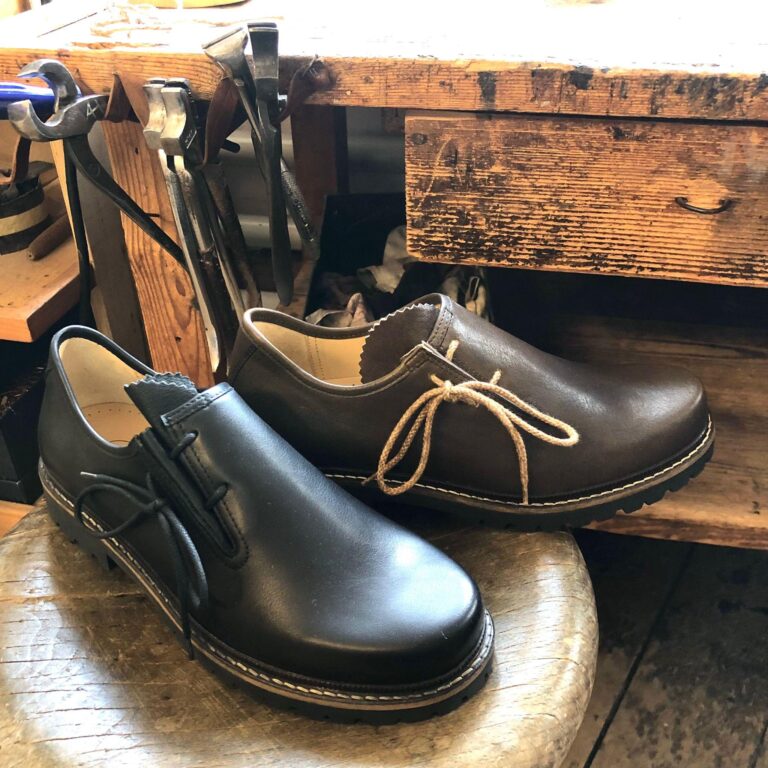 Ein brauner und ein schwarzer Trachtenschuh aus Leder in hoher Qualität