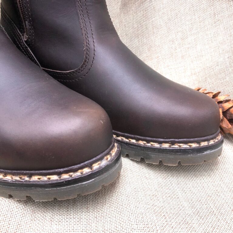 Schuhspitzen in dunkelbraunem Leder eines Paares zwiegenähter Winterstiefel